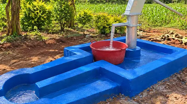 Puits à pompe manuelle réalisé en Ouganda