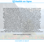 Une image avec le hadith : Jâbir Ibn Abdoullah (que Dieu agrée le père et le fils) a dit : "J'ai assisté à la prière de la crainte présidée par l'Envoyé de Dieu (paix et bénédiction de Dieu sur lui). Il nous mit en deux rangées dont une se trouva juste derrière l'Envoyé de Dieu (paix et bénédiction de Dieu sur lui) alors que l'ennemi s'interposa entre nous et la Qibla. Le Prophète (paix et bénédiction de Dieu sur lui) prononça le takbîr et nous fîmes tous de même, puis il s'inclina et nous fîmes aussi de même, puis il leva sa tête de l'inclination et ainsi le fîmes-nous. Ensuite il se prosterna ainsi que ceux qui formaient la première rangée, quant à ceux de la seconde rangée, ils restèrent debout en faisant face à l'ennemi. Quand le Prophète (paix et bénédiction de Dieu sur lui) termina sa prosternation et que les hommes de la première rangée se levèrent, ceux de la deuxième rangée s'avancèrent, se prosternèrent et se levèrent. Ensuite les hommes de la deuxième rangée s'avancèrent et ceux de la première se retirèrent. Puis, le Prophète (paix et bénédiction de Dieu sur lui) s'inclina et nous fîmes tous de même. Il releva la tête de l'inclination et nous le fîmes aussi. Il se prosterna ainsi que les hommes de la deuxième rangée qui étaient en arrière pendant la première rak'a, tandis que les hommes de l'autre rangée firent face à l'ennemi. Lorsque le Prophète (paix et bénédiction de Dieu sur lui) acheva sa prosternation ainsi que la rangée qui se trouvait juste derrière lui, ceux de l'autre rangée se prosternèrent. A la fin, le Prophète (paix et bénédiction de Dieu sur lui) fit la salutation finale (le taslîm) et nous fîmes de même". Jâbir a ajouté : "C'était à la façon dont vos gardiens-là surveillent leurs souverains". Hadith rapporté par Mouslim (n°840)
