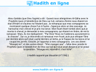 Une image avec le hadith : Abou Qatâda (que Dieu l'agrée) a dit : Quand nous atteignîmes Al-Qâha avec le Prophète (paix et bénédiction de Dieu sur lui), certains d'entre nous étaient en état d'ihrâm et d'autres ne l'étaient pas. Je remarquai que mes compagnons se montraient quelque chose l'un à l'autre. J'aperçus alors un âne sauvage. Je harnachai mon cheval et je pris ma lance. Mon fouet étant tombé alors que je montai à cheval, je demandai à mes compagnons, qui étaient en ihrâm, de me le ramasser. Mais, ils me répliquèrent : "Par Dieu! Nous ne t'aiderons aucunement à le chasser". Sur ce, je descendis et ramassai mon fouet, puis pus attraper l'âne par derrière alors qu'il était caché derrière un tertre, je le frappai de ma lance et lui coupai les jarrets. Ensuite, je l'apportai à mes compagnons. Les uns dirent : "Mangez-en"; et des autres dirent : "N'en mangez pas". J'allai donc joindre le Prophète (paix et bénédiction de Dieu sur lui) qui nous avait devancé et lui posai la question : "Mangez-en, répondit-il, c'est licite". Hadith rapporté par Mouslim (n°1196)