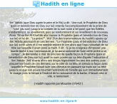 Une image avec le hadith : Ibn 'Abbâs (que Dieu agrée le père et le fils) a dit : Une nuit, le Prophète de Dieu (paix et bénédiction de Dieu sur lui) retarda l'accomplissement de la prière de 'ichâ' (du soir) jusqu'à la tombée de la nuit noire à tel point que les fidèles s'endormirent, se réveillèrent, puis se rendormirent et se réveillèrent de nouveau. Alors, 'Omar Ibn Al-Khattâb alla trouver le Prophète (paix et bénédiction de Dieu sur lui) et lui dit : "La prière?". 'Atâ' (l'un des transmetteurs du hadith) ajoute qu' Ibn 'Abbâs poursuivit en ces termes : "Le Prophète (paix et bénédiction de Dieu sur lui) sortit alors et il me semble encore le voir alors que l'eau ruisselait de sa tête sur laquelle il avait posé la main. Il dit : Si je ne craignais d'imposer une lourde tâche à ma Communauté, je lui aurai ordonné de faire cette prière à ce temps". Je demandai à 'Atâ' de préciser de quelle façon le Prophète (paix et bénédiction de Dieu sur lui) avait la main posée sur sa tête d'après l'indication d' Ibn 'Abbâs. 'Atâ' écarta alors ses doigts légèrement les uns des autres, puis plaçant les bouts de ces derniers sur le côté de sa tête, et simula la façon avec laquelle le Prophète faisait suer ses cheveux en passant sa main sur sa tête jusqu'à ce que son pouce touchât l'extrémité de l'oreille qui suit immédiatement le visage, puis la tempe à l'endroit de la naissance de la barbe; il faisait ceci ni vite, ni lentement. Hadith rapporté par Mouslim (n°642)